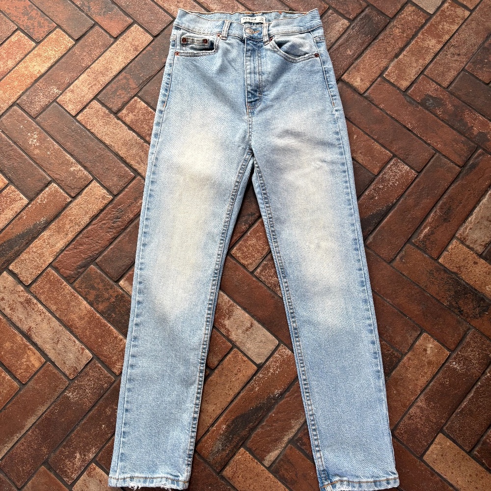 Pull & Bear High Rise Straight Leg Jeans Light Wash Frayed Hem Size 4 high rise